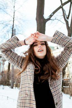 Dziewczyna w płaszczu w kratę