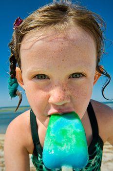 Dziewczynka z lodem na plaży