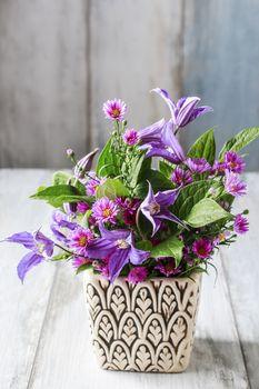 Fioletowe kwiaty we wzorzystej doniczce