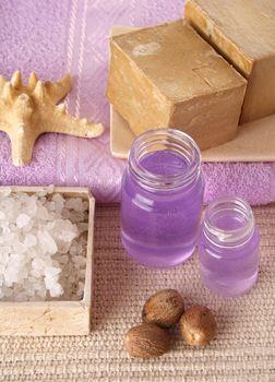 Fioletowy olejek w słoiczkach