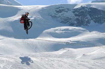 Jazda na motorze po śniegu