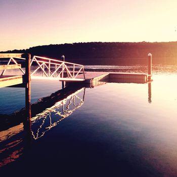 Jezioro z molo o zachodzie słońca