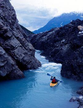 Kajakarstwo w górskim krajobrazie