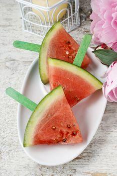 Kawałki arbuza na patyku