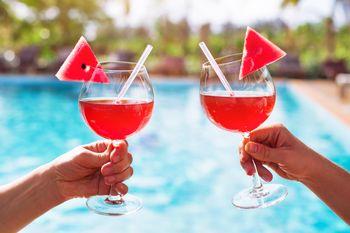 Kieliszki z arbuzowymi drinkami