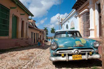 Klasyczny amerykański samochód na ulicach Trynidadu. Kuba