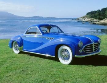 Klasyczny niebieski samochód