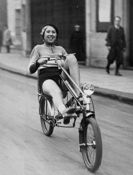 Kobieta na rowerze ręcznym