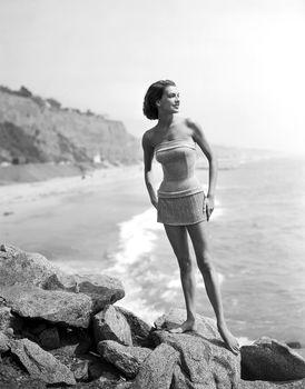 Kobieta stojąca na skale