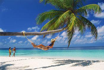 Kobieta w hamaku pod palmą