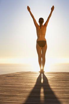 Kobieta w słońcu na pomoście