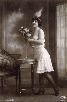 Kobieta z nagą piersią 