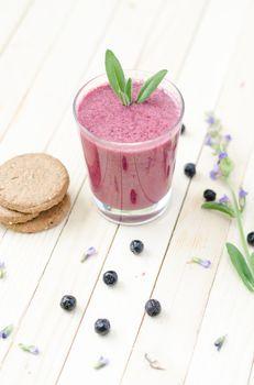 Koktajl jagodowy z listkiem mięty