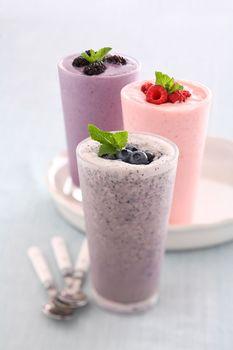 Koktajle o smaku, jagody, jeżyny oraz maliny