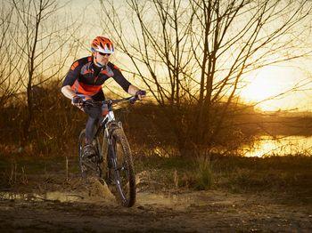 Kolarz na tle zachodu słońca
