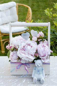 Kompozycja z kwiatów w drewnianym koszyku