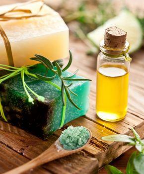 Kompozycja z olejkiem i mydłem w kostce