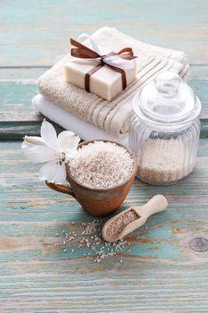 Kompozycja z solą morską w odcieniach beżu