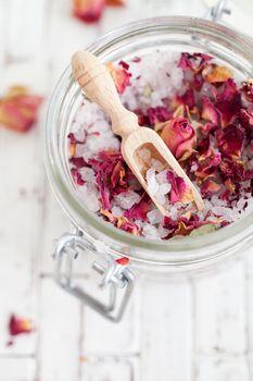 Kompozycja z suszonych kwiatów w szklanym naczyniu