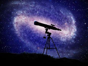 Teleskop na tle galaktyki