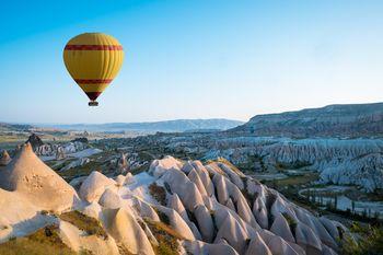 Balon nad górami w Cappadocia, Turcja