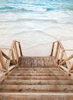 Drewniane schody prowadzące do morza
