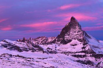 Góra Matterhorn na tle zachodzącego słońca. Szwajcaria, Europa