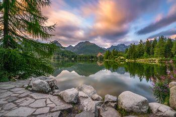 Górskie jezioro Strbske Pleso, Słowacja.