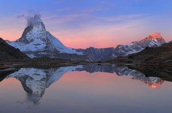 Jezioro na tle gór. Matterhorn. Szwajcaria