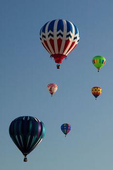 Olbrzymie kolorowe balony na niebie