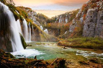  Piękny wodospad w Plitvice. Park narodowy w Chorwacji