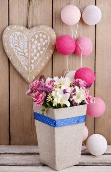 Kwiaty i drewniane serce