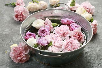 Kwiaty pływające w metalowej misie