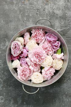 Kwiaty w metalowej misie