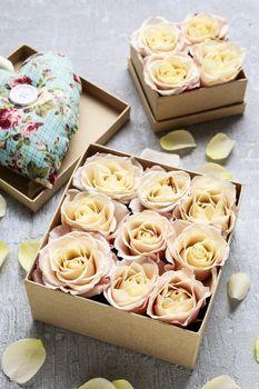 Herbaciane róże w ozdobnych pudełkach