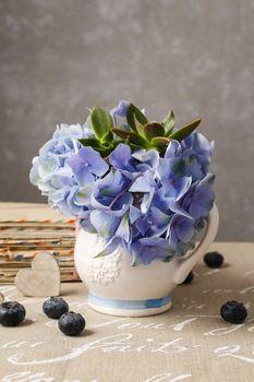 Niebieskie kwiaty w ceramicznym naczyniu