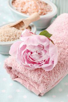 Różowy kwiat na ręczniku