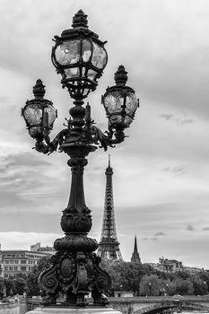 Latarnia na tle wieży Eiffla