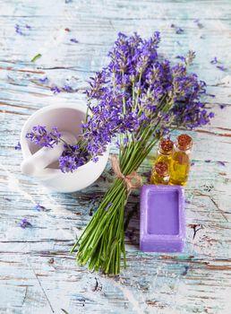 Lawendowy bukiet przewiązany sznurkiem