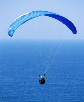 Lot lotnią nad morzem