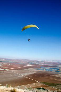 Lot nad polami na paralotni