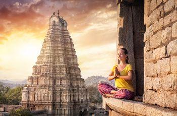 Kobieta medytująca w Indiach