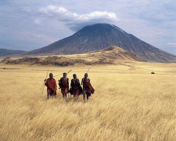 Masajowie na tle wulkanu