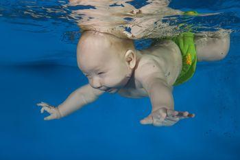 Noworodek pływający w basenie