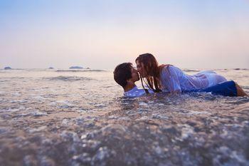 Para całująca się na brzegu morza