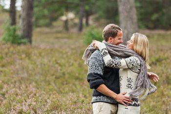 Para przytulająca się na tle lasu