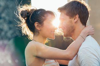 Para przytulająca się w blasku słońca