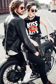 Para siedząca na motocyklu