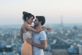Przytulająca się para na tle panoramy Paryża