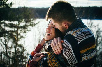 Przytulająca się para w swetrach